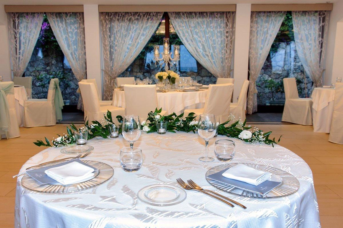 Composizione floreale tavolo matrimonio tavolo sposi